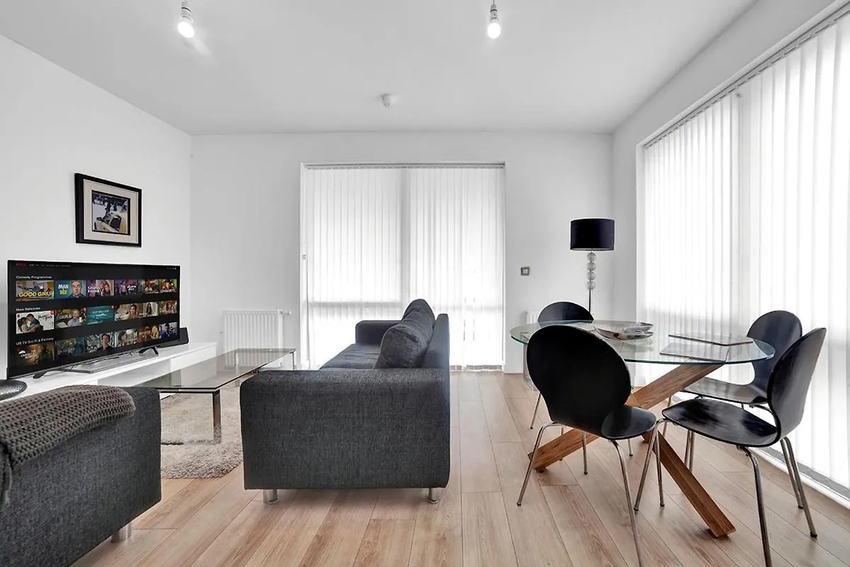 2 Bedroom Apartment In The Heart Of Greater London contacts